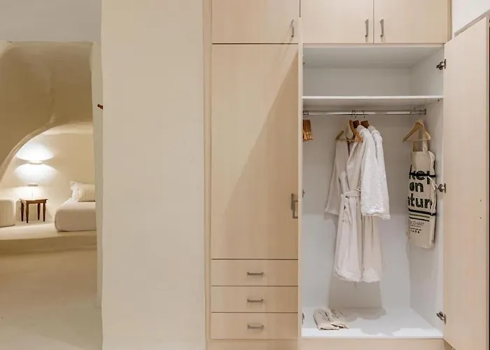 Afroessa Cave * Kímolos